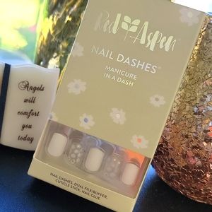 NEW Red Aspen DAISYS IN WHITE